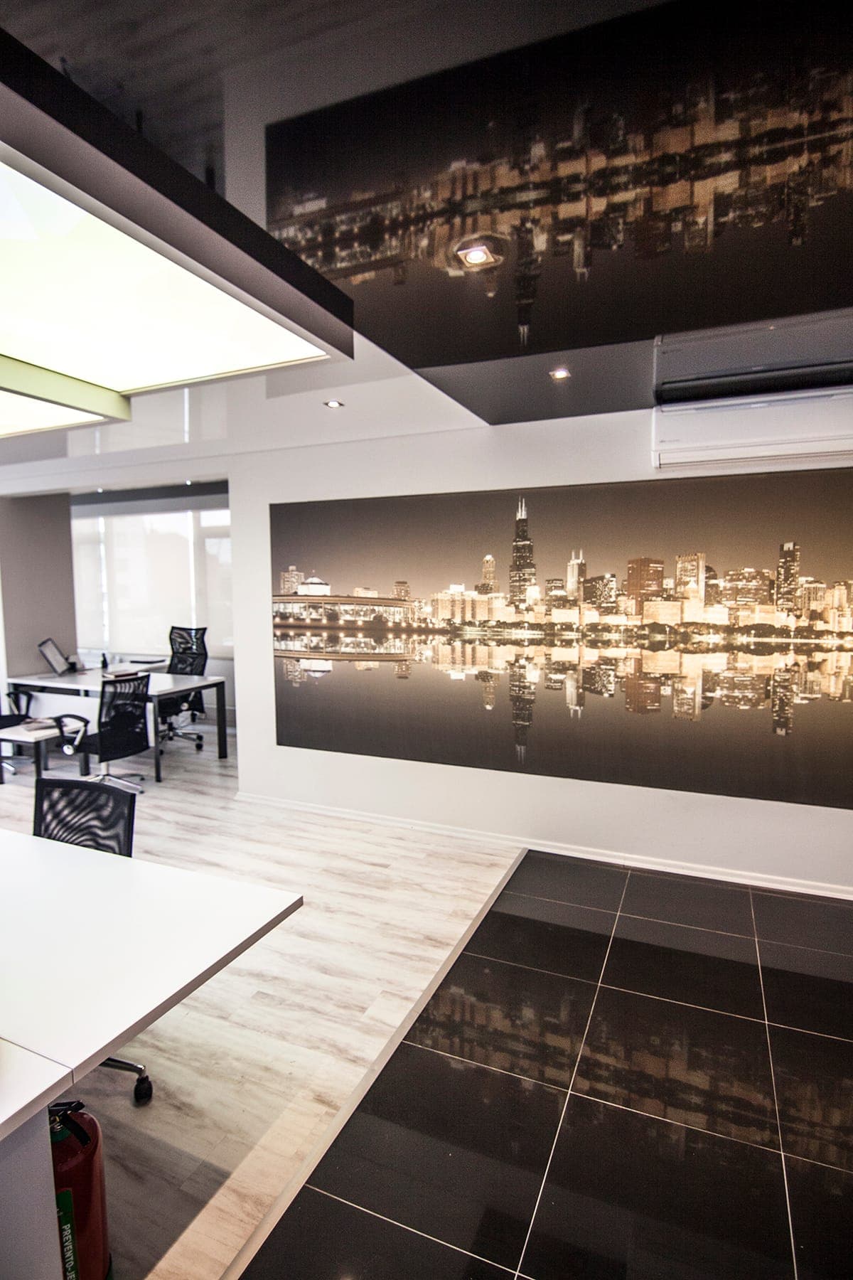 Ofis alanında lake gergi tavan yansıması
