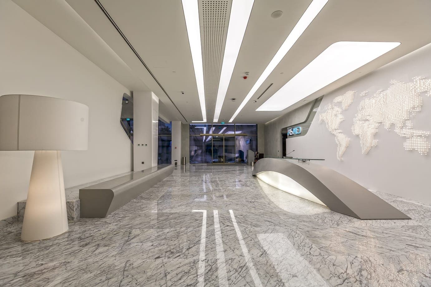 ASMED kliniği bekleme alanında gergi tavan ve LED aydınlatma