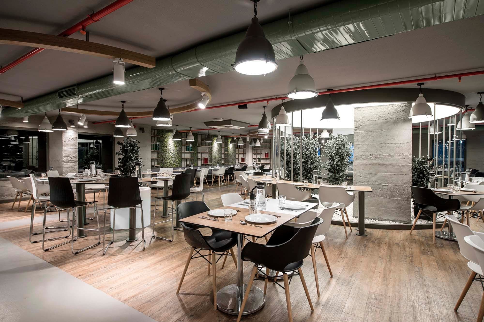 Doğuş Center Restaurant oturma alanında gergi tavan