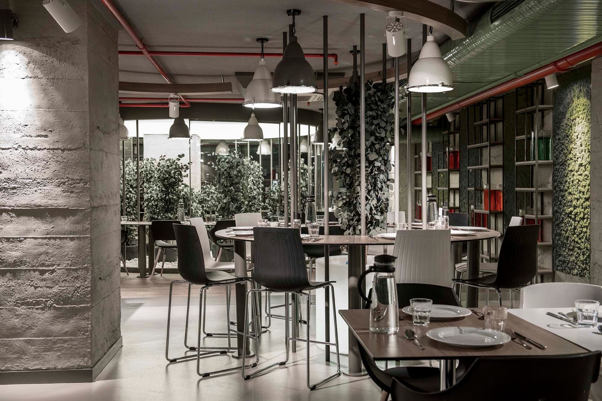 Doğuş Center Restaurant'ta aydınlatma armatürlü gergi tavan