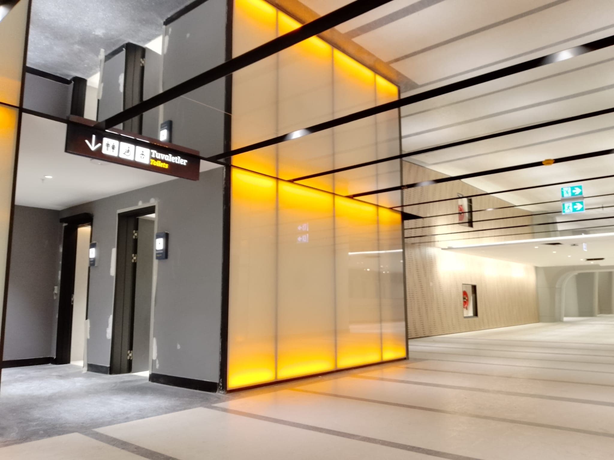 Galataport terminal karşılama alanında ayna gergi tavan