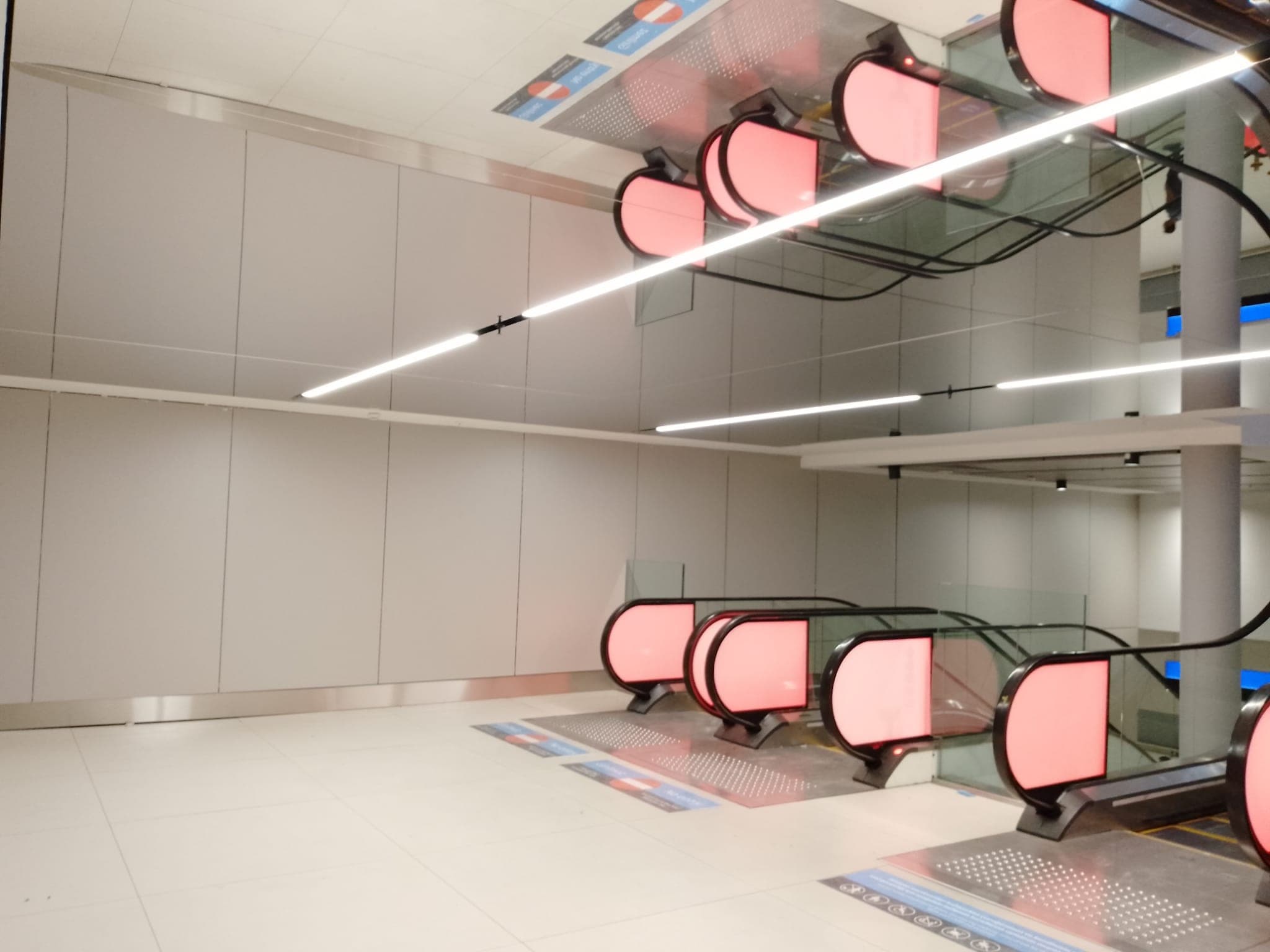 IGA İstanbul Havalimanı terminal genel görünüm ayna gergi tavan