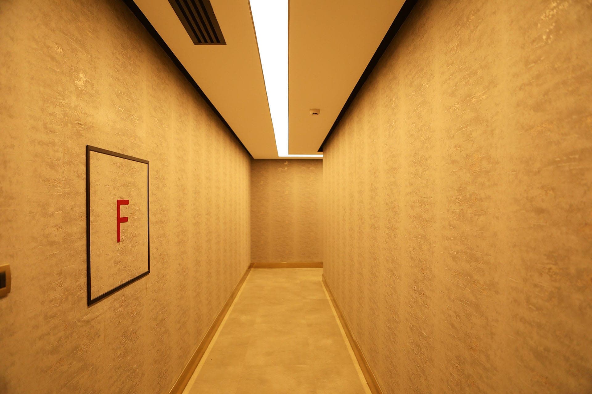 Nazareth Wellness Center koridorunda gergi tavan LED aydınlatması