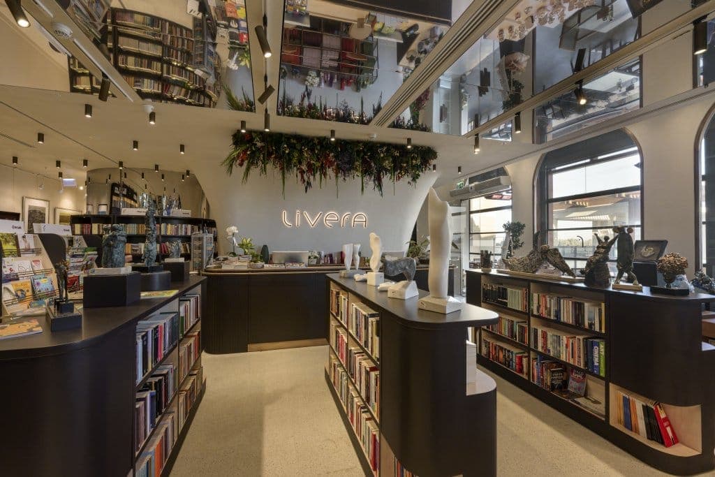 Livera Yayınevi mağazasında asimetrik ayna gergi tavan formu