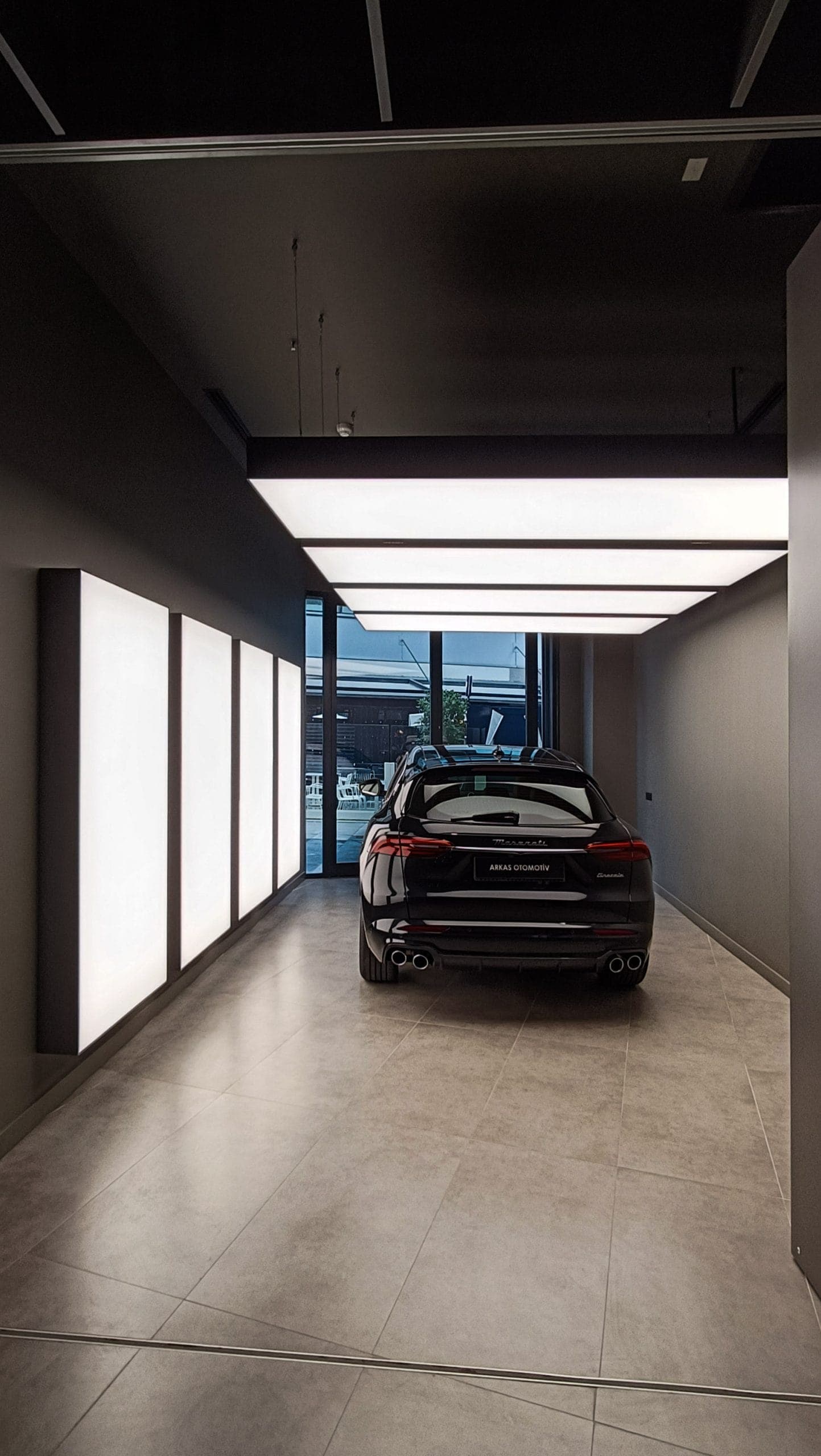 Maserati İzmir Showroom ışıklı gergi tavan detayı