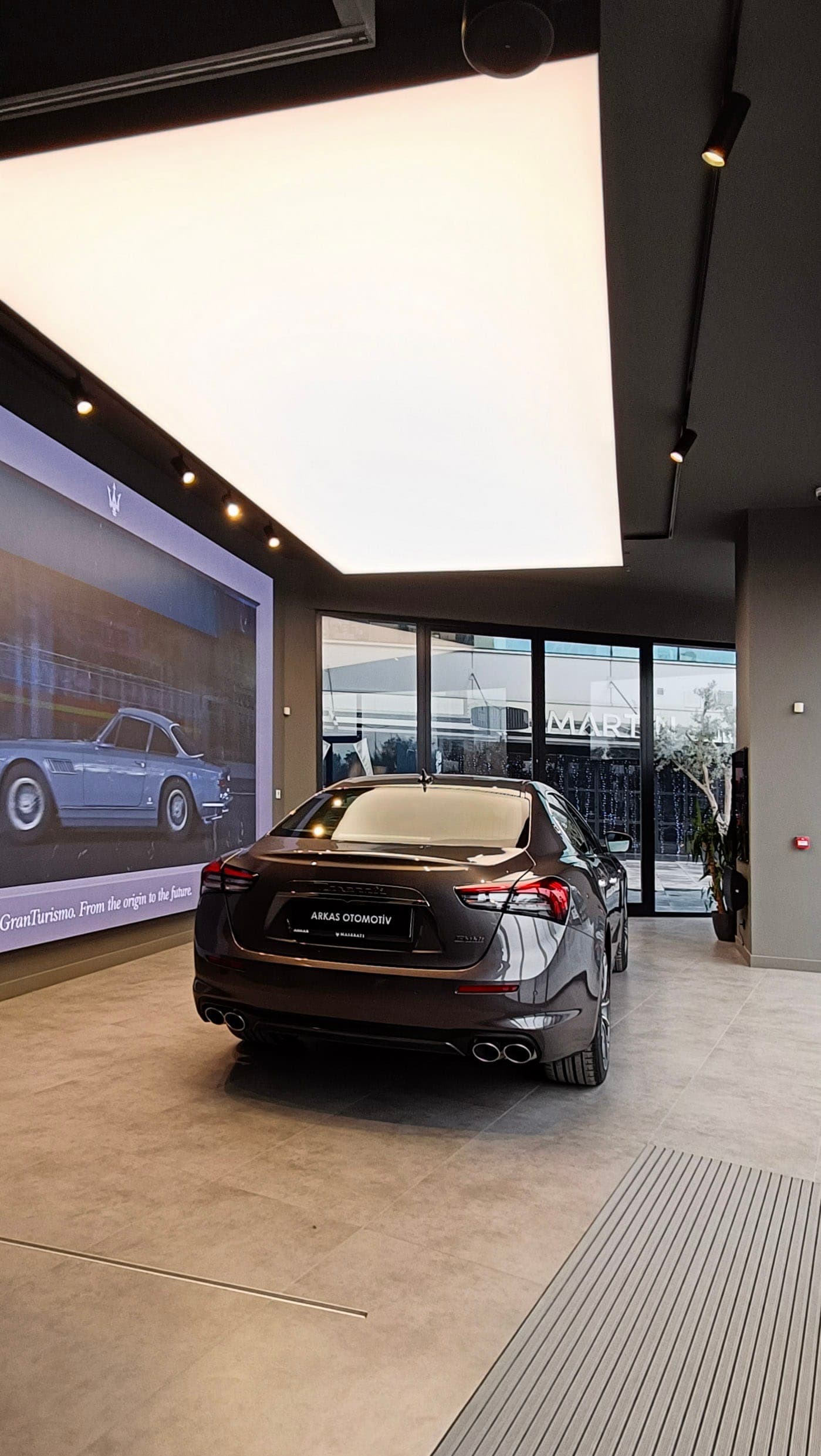 Maserati İzmir Showroom tunable white LED ışıklı tavan