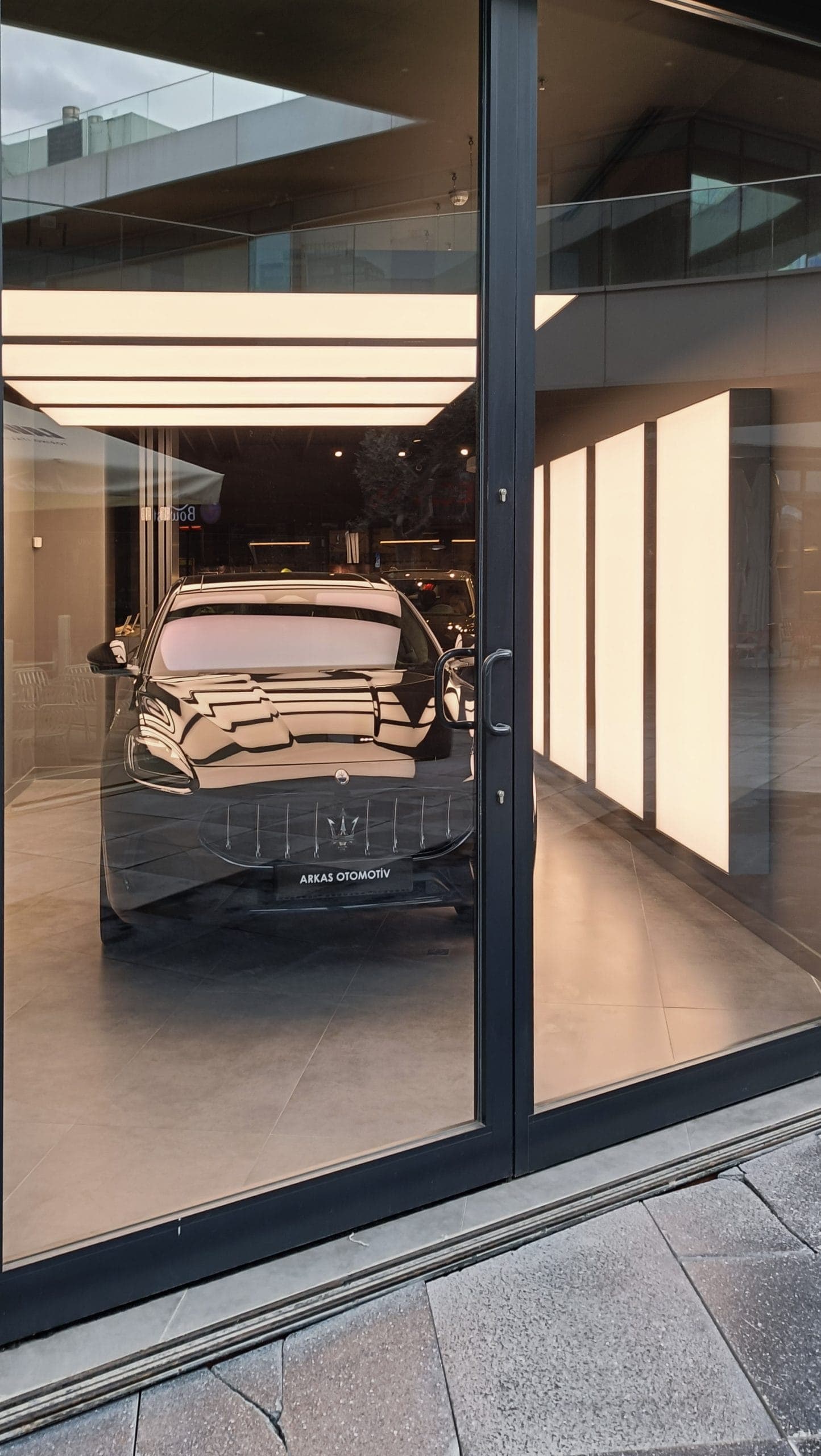 Maserati İzmir Showroom vitrin gergi tavan armatürü