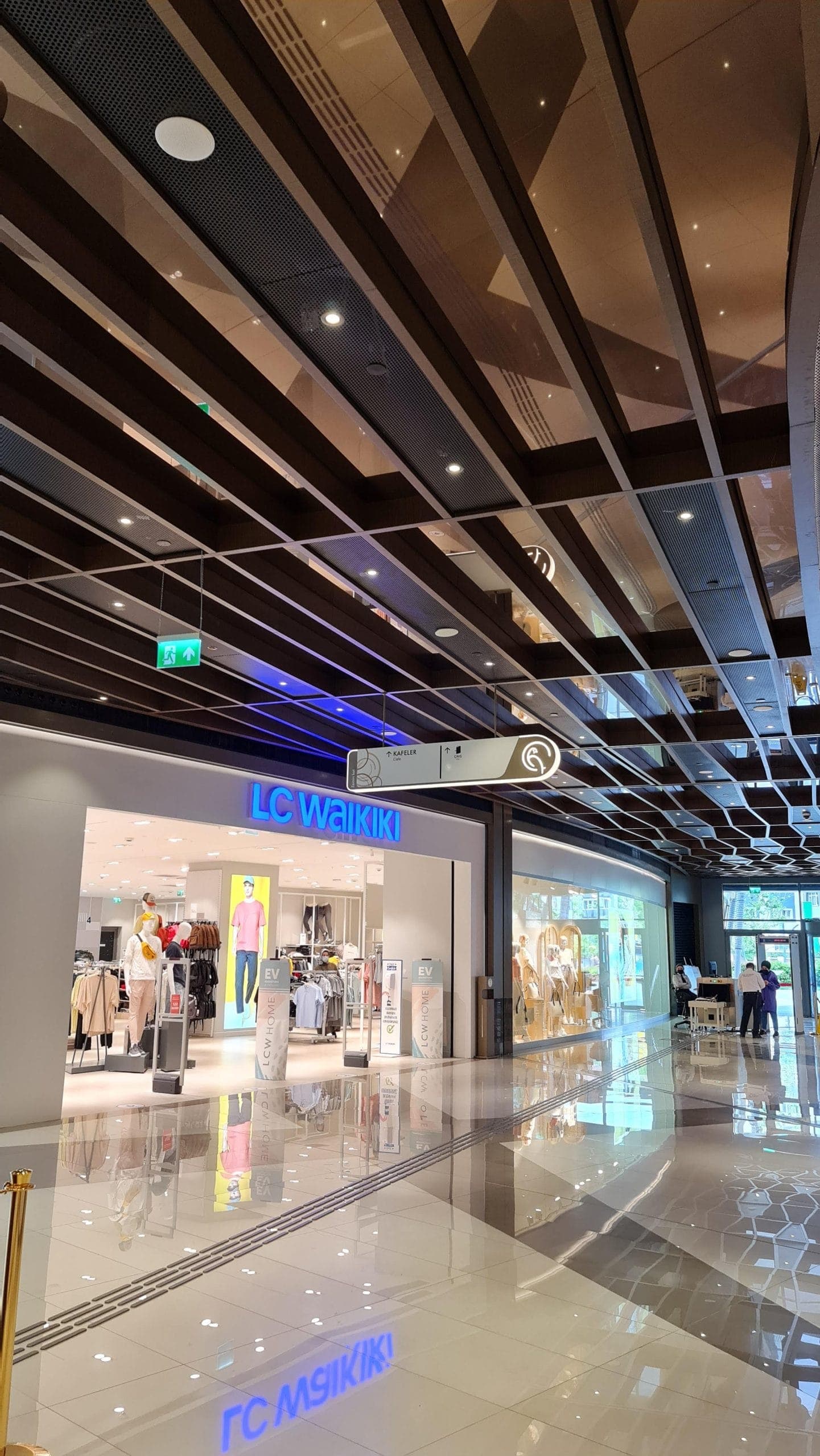 Nevçarşı AVM'de tunable LED aydınlatmalı gergi tavan