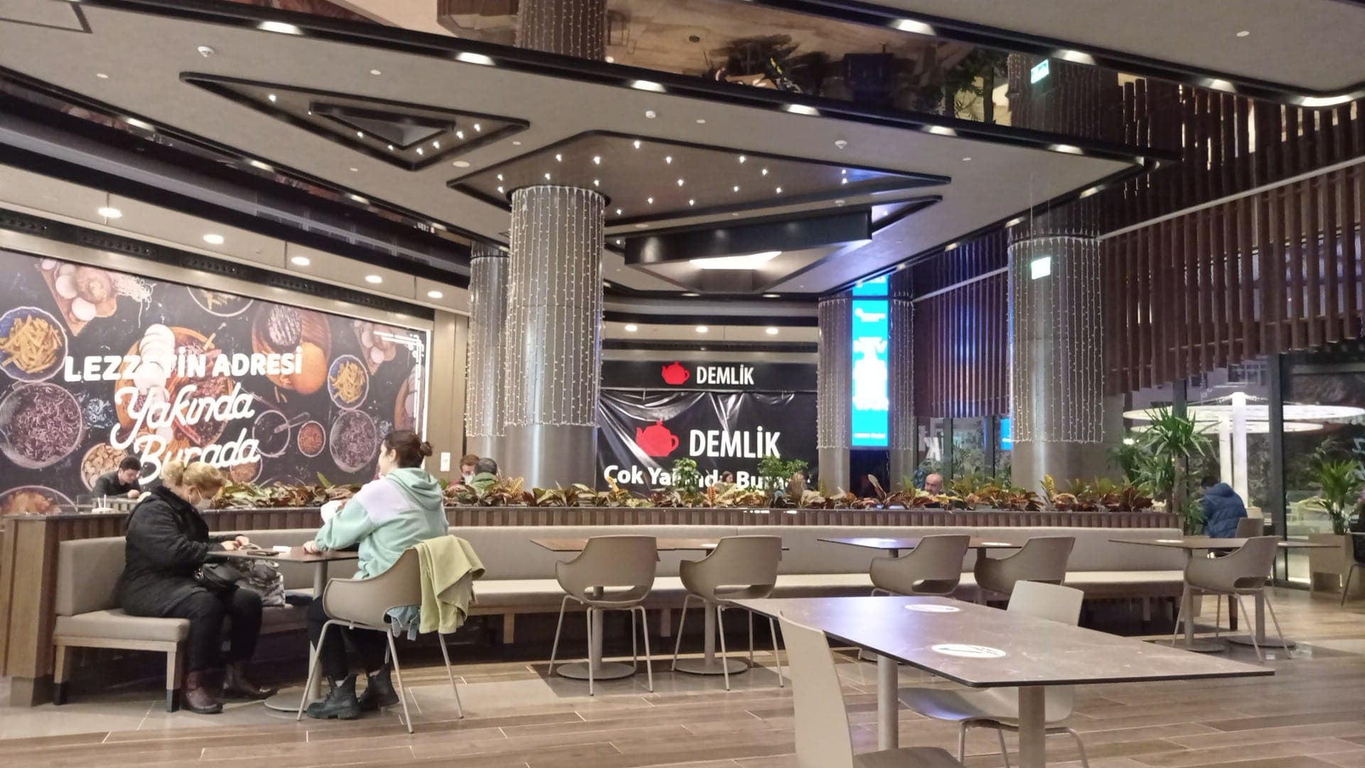 Nevçarşı AVM genel alanında ayna gergi tavan