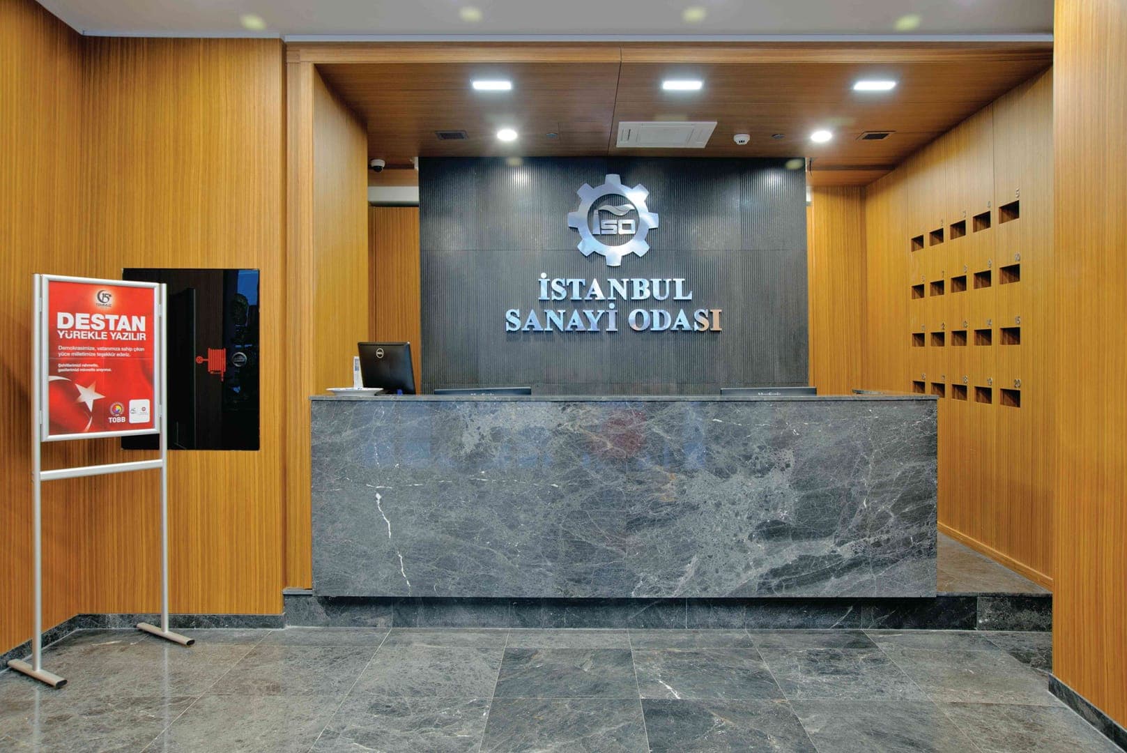 Odakule yönetim katında ayna gergi tavan detayı