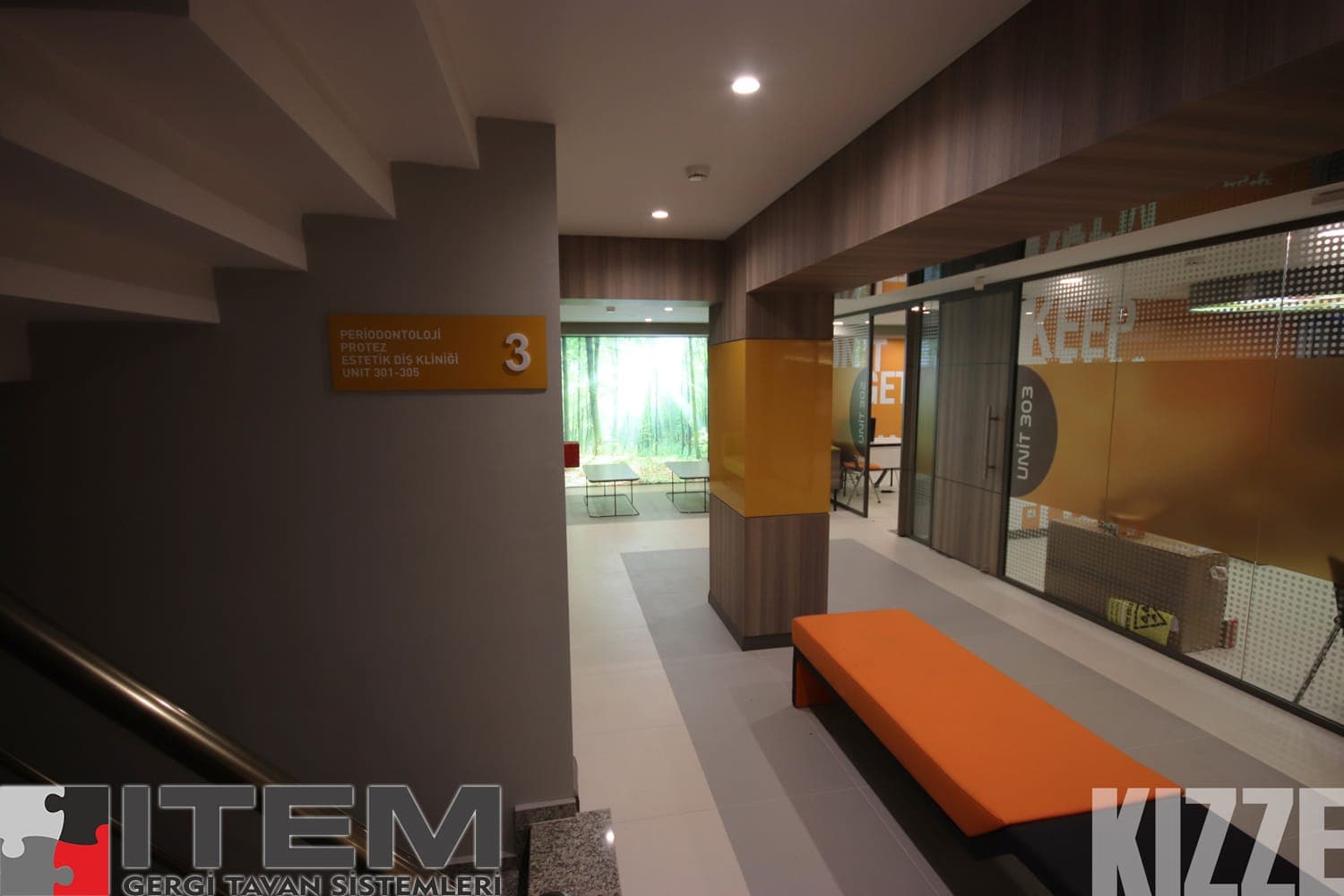 Radixdent diş kliniği koridorunda gergi duvar uygulaması