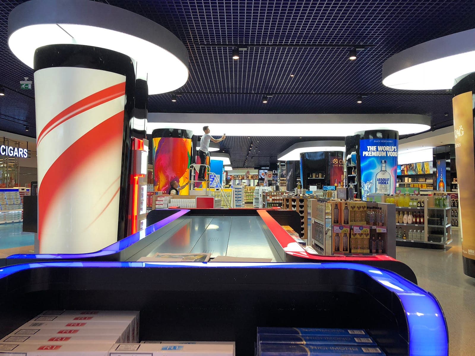 Setur Dutyfree mağazasında ürün vitrini aydınlatması