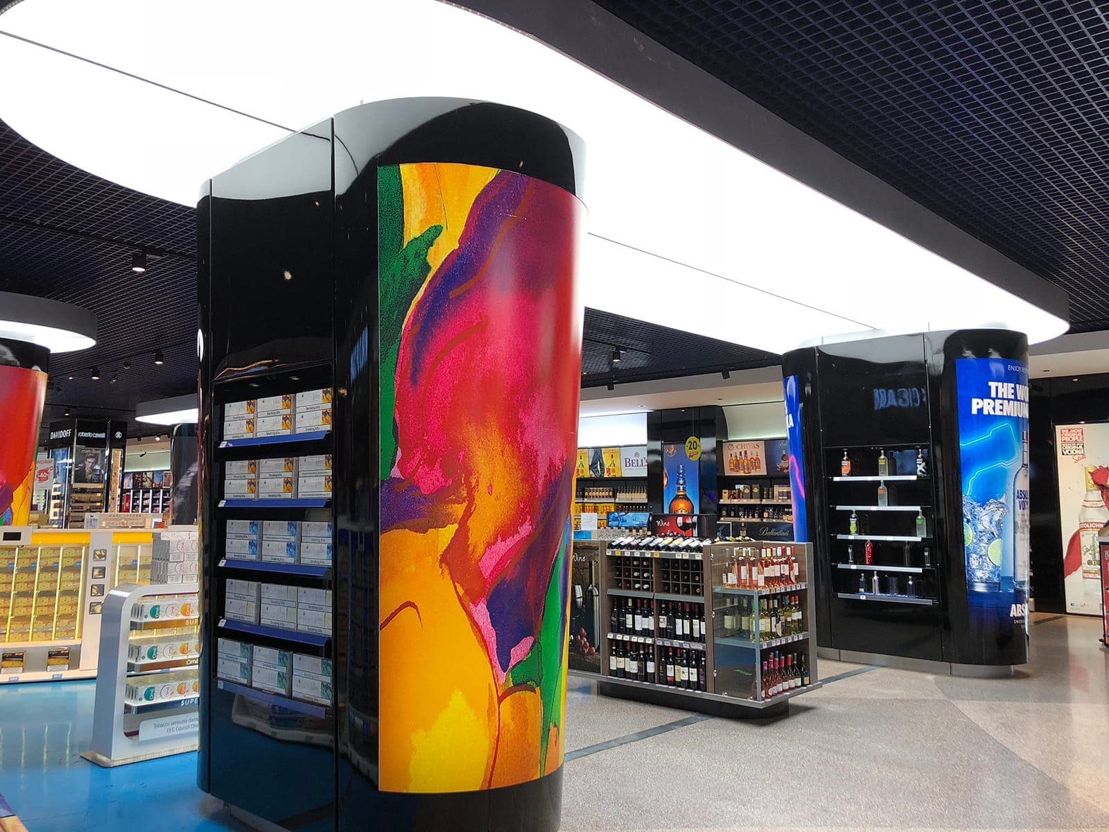 Setur Dutyfree mağazasında özel tasarım gergi tavan detayı