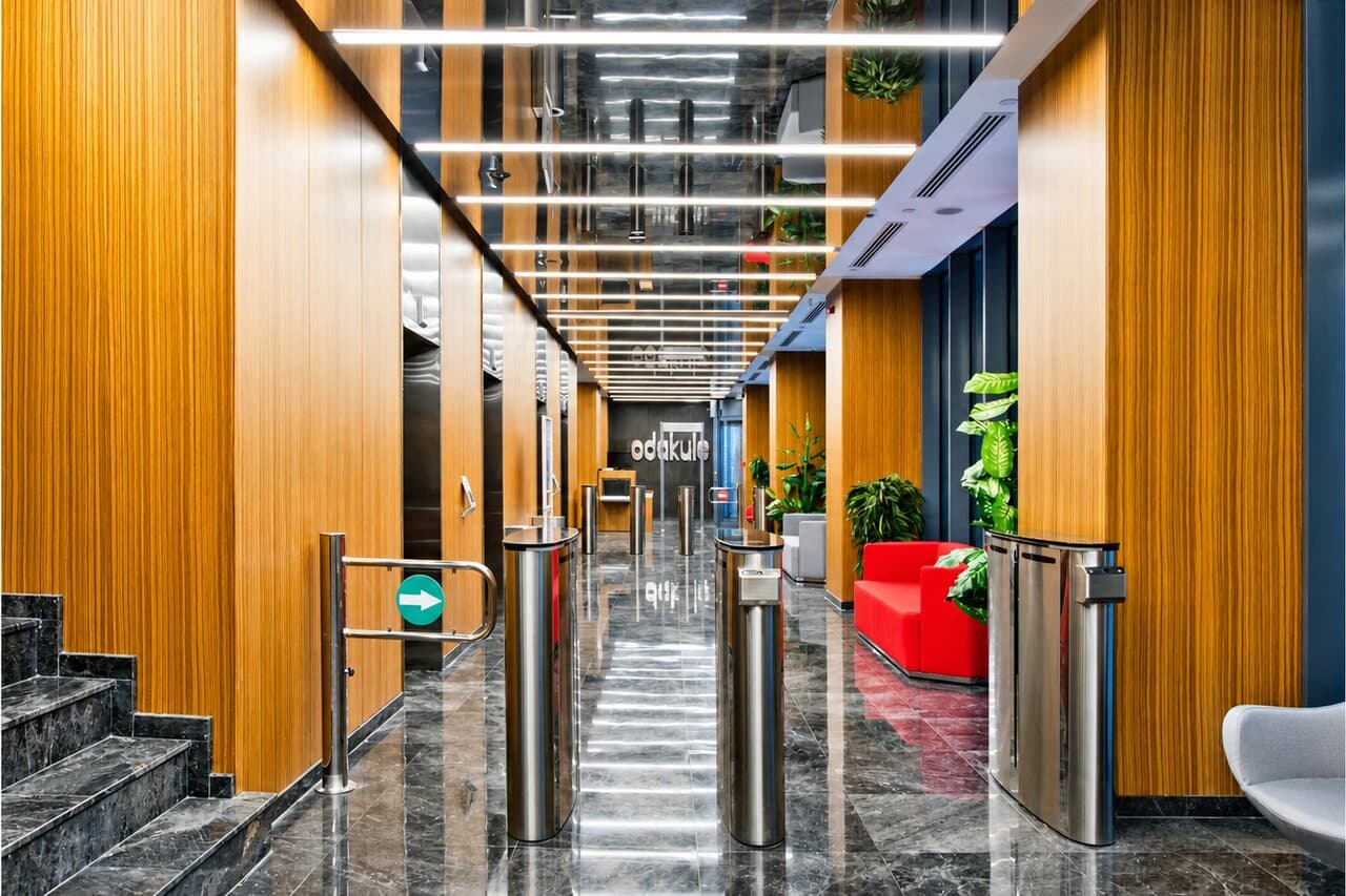 Odakule ofis lobisinde ayna gergi tavan uygulaması
