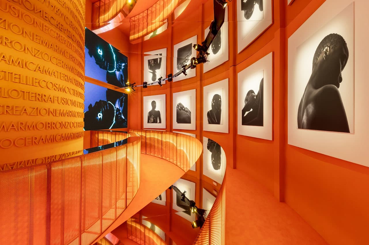Sanat galerisinde yansıtıcı ayna gergi tavan uygulaması