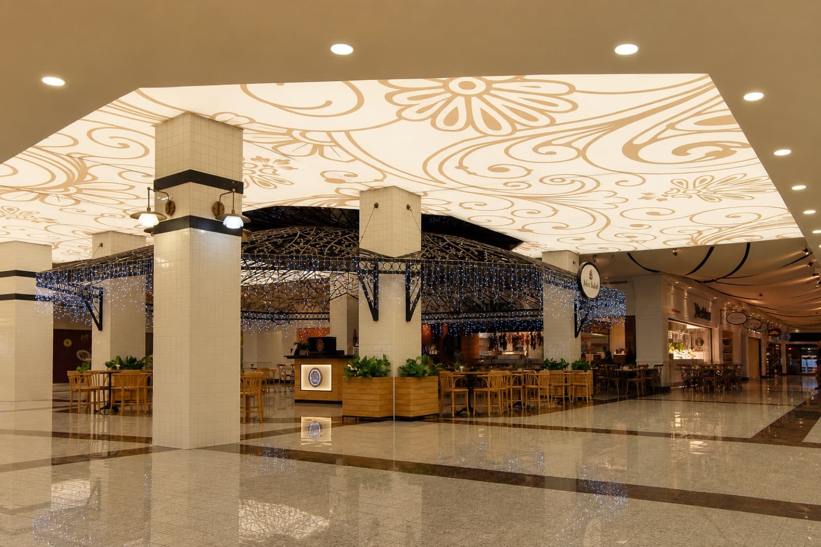 AQUA Florya AVM'de mimari deseni birebir takip eden 1.000 m² baskılı gergi tavan pazar alanı uygulaması