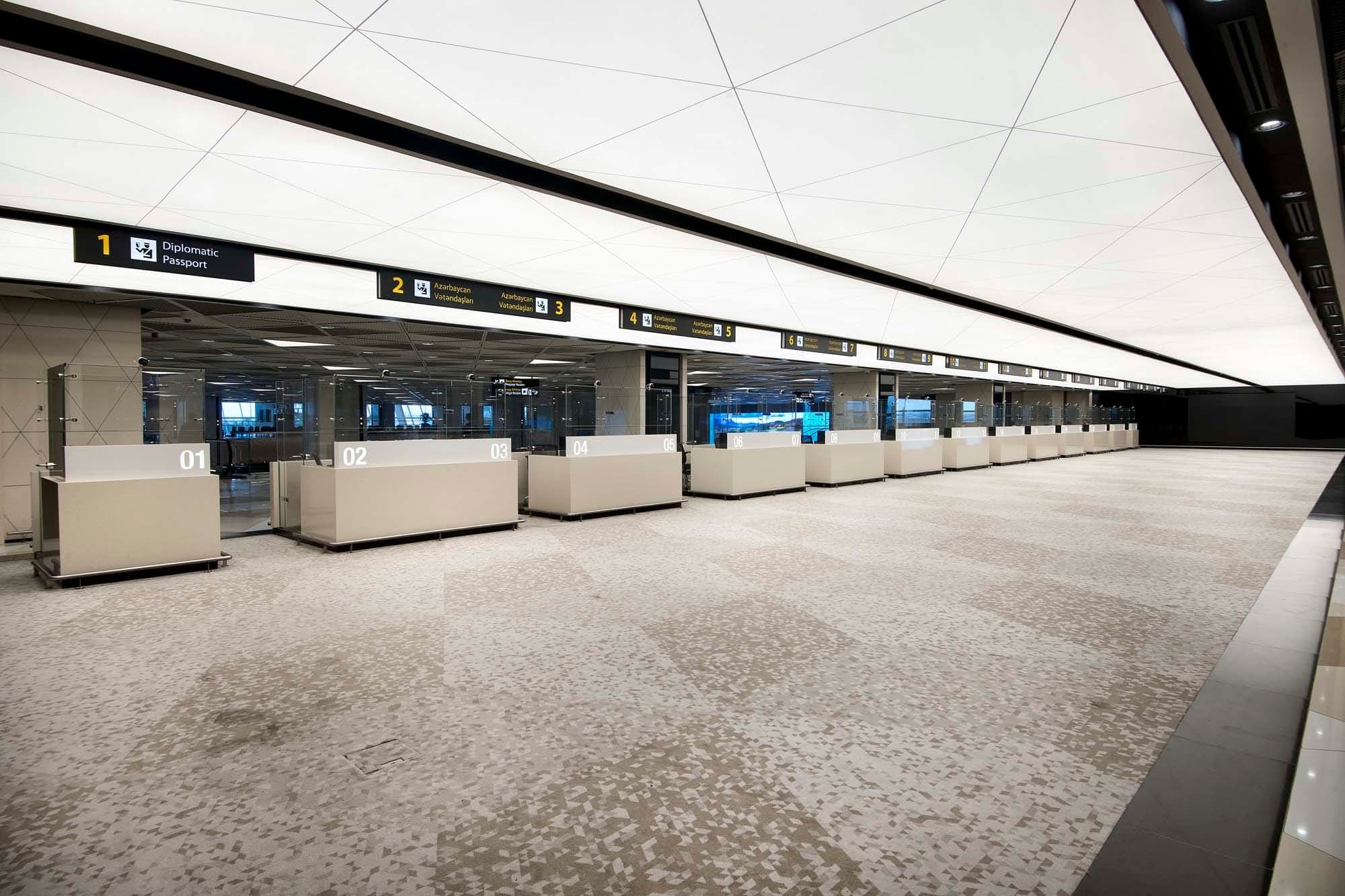 Bakü Haydar Aliyev Havalimanı pasaport kontrol alanında üçgen desenli baskılı gergi tavan