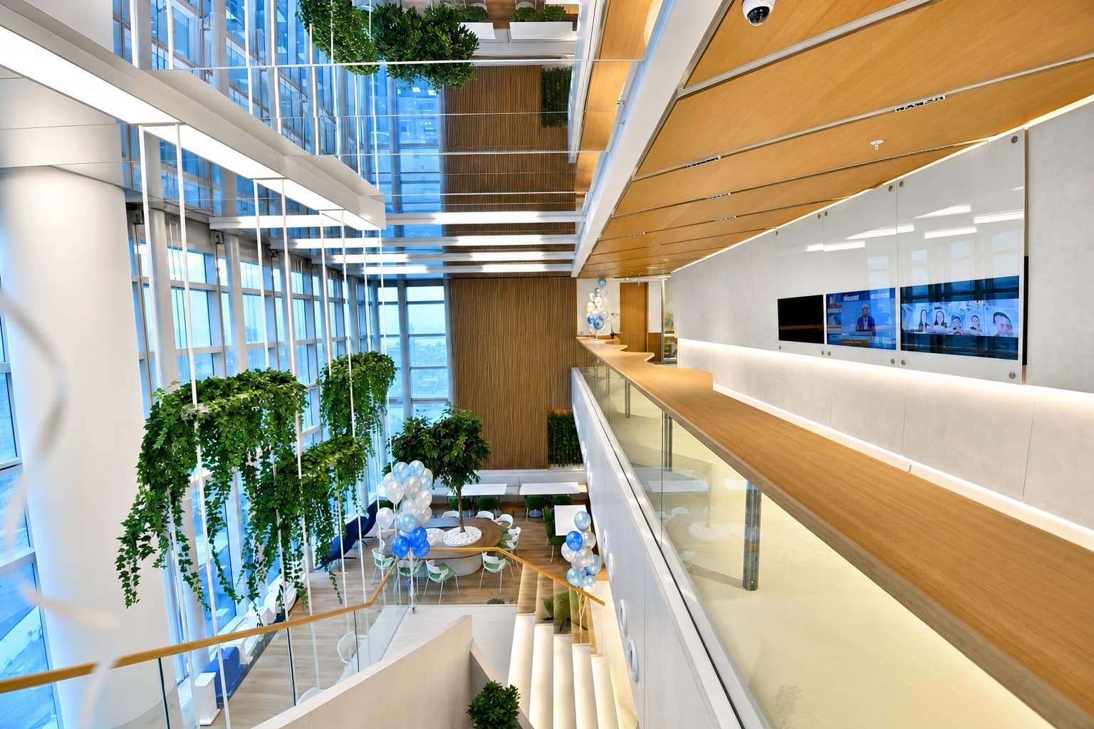 Çimsa Genel Müdürlük ofis koridoru ayna gergi tavan ve LED aydınlatma uygulaması