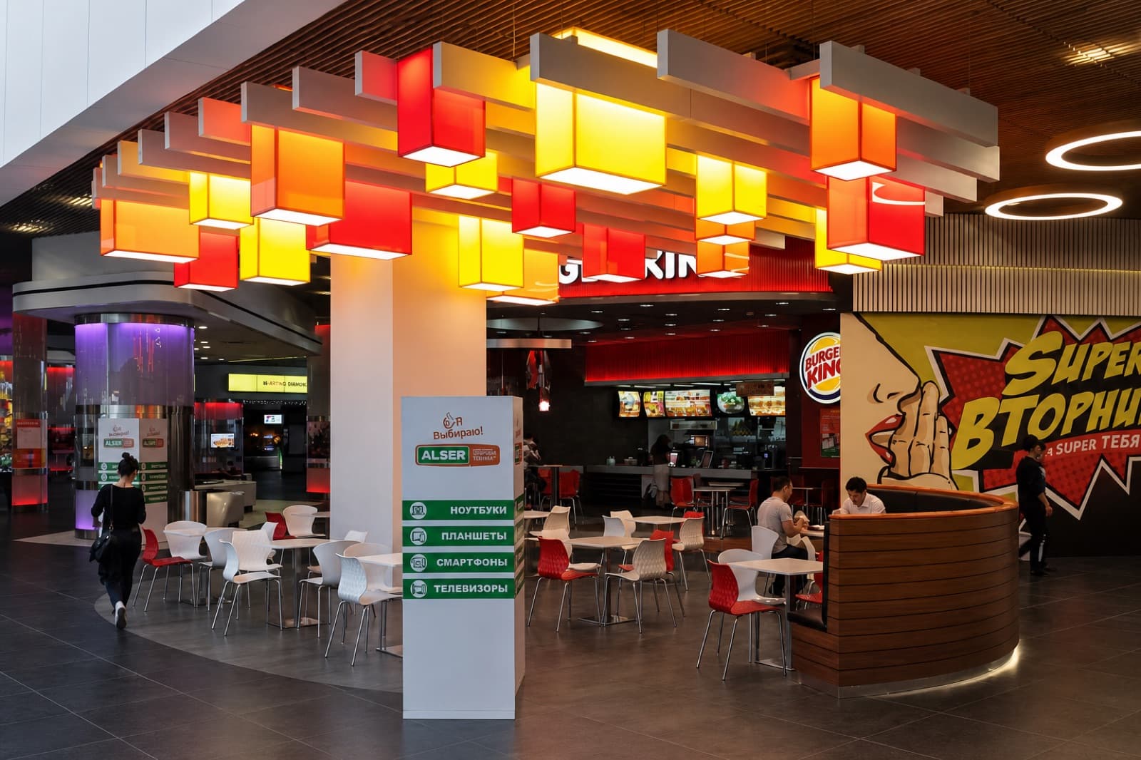 Esentai Mall Almatı foodcourt alanında çeşitli ebat ve yükseklikte özel gergi tavan aydınlatma armatürleri