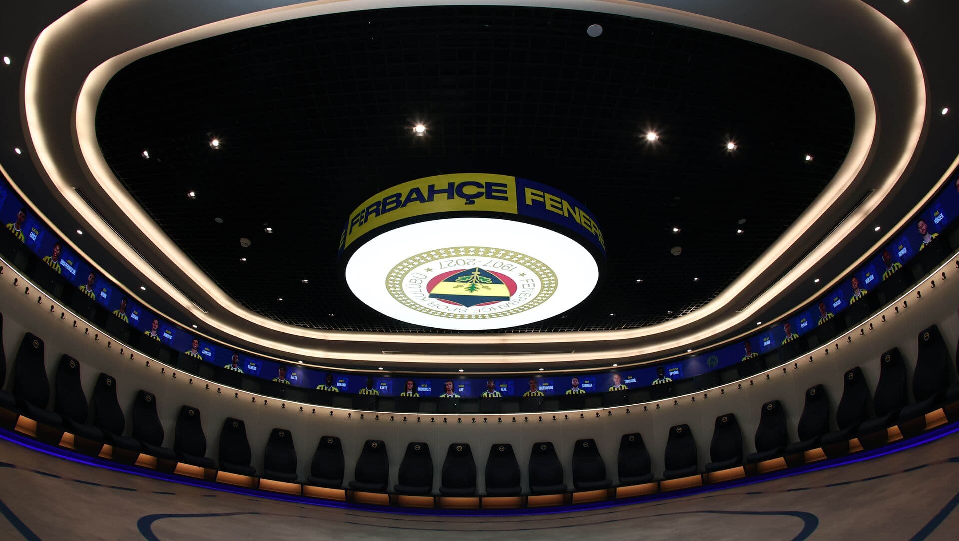 Fenerbahçe Futbol A Takımı soyunma odasında kulüp armalı dairesel ışıklı baskılı gergi tavan