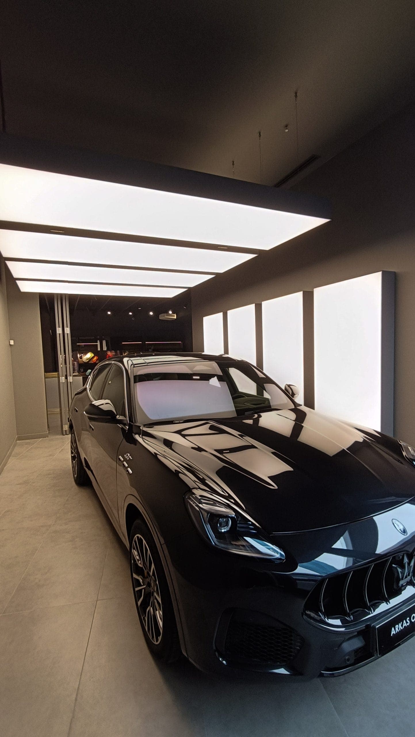 Maserati İzmir Showroom gergi tavan armatür uygulaması