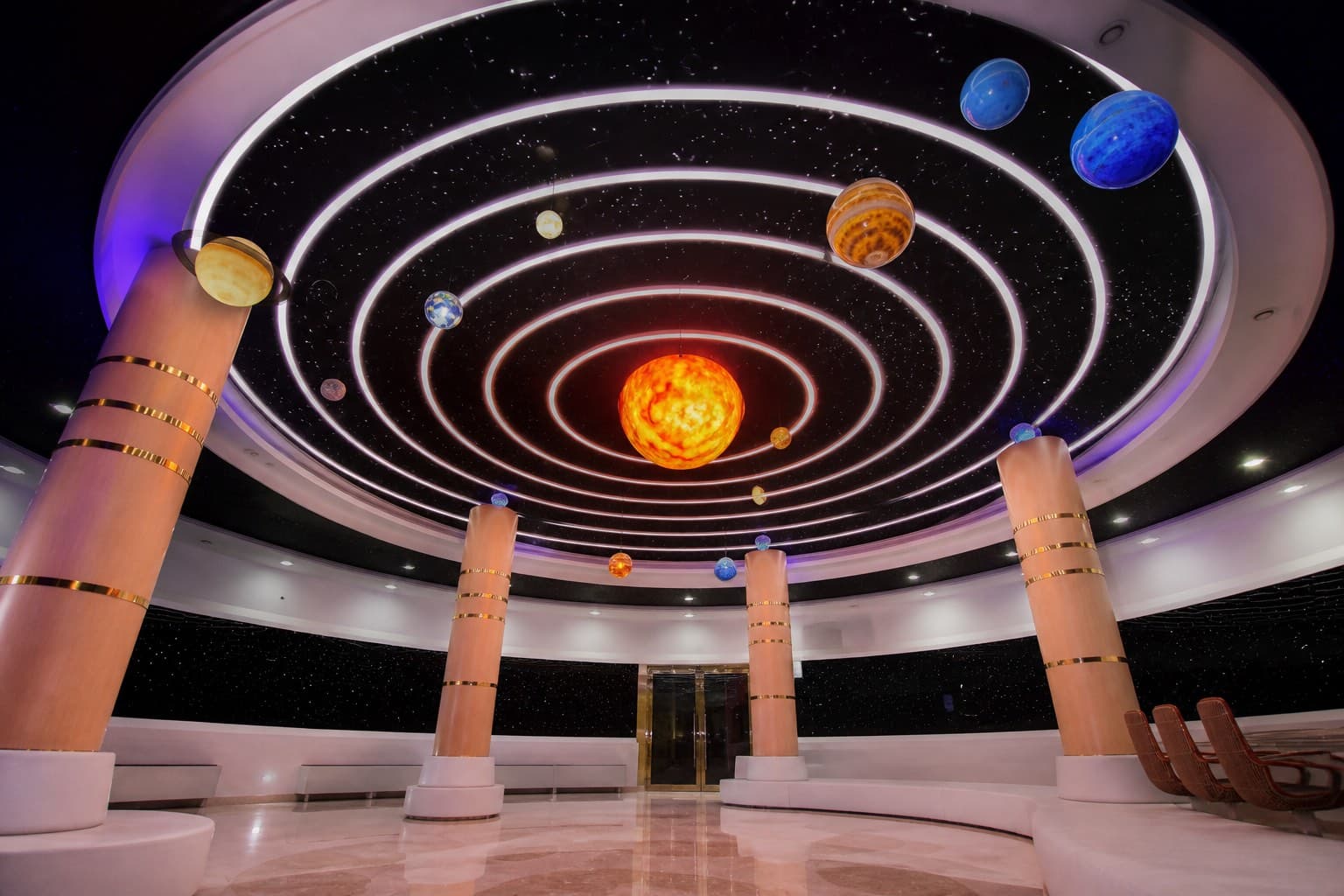 Lebap Devlet Kütüphanesi planetaryum salonunda yıldızlı gökyüzü desenli gergi tavan ve akrilik güneş sistemi