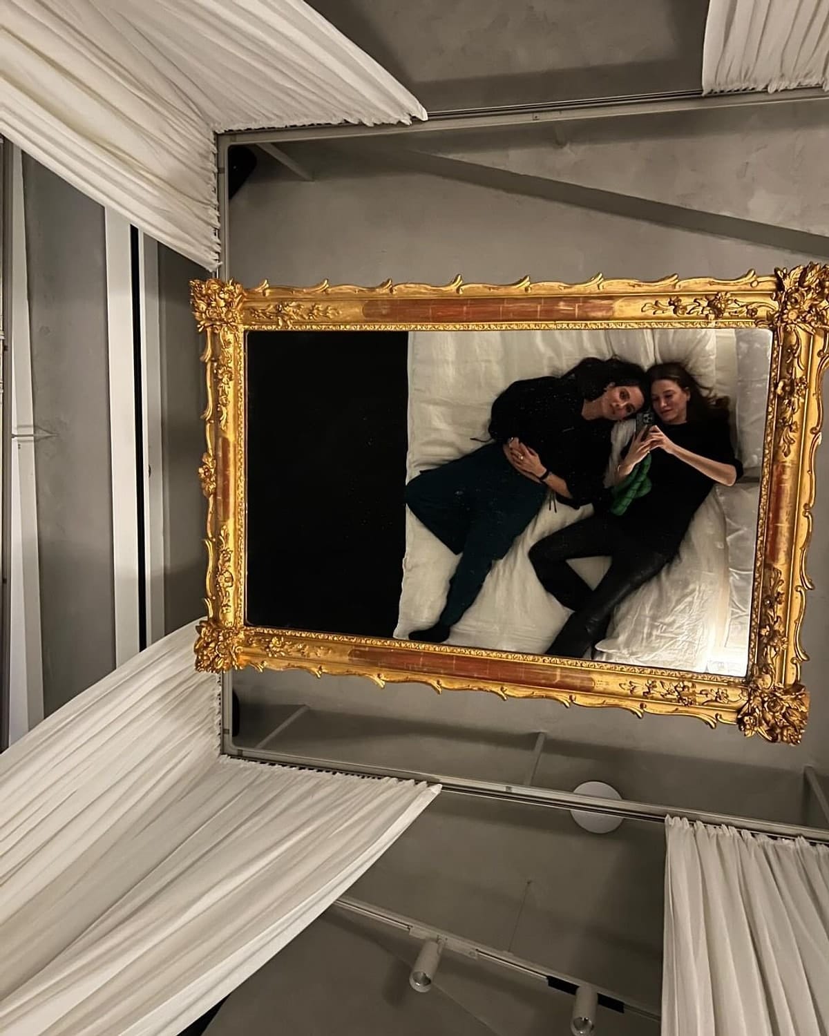 Tavanda Ayna ile Modern Yatak Odası Dekorasyonu. Serenay Sarıkaya yatak odasi