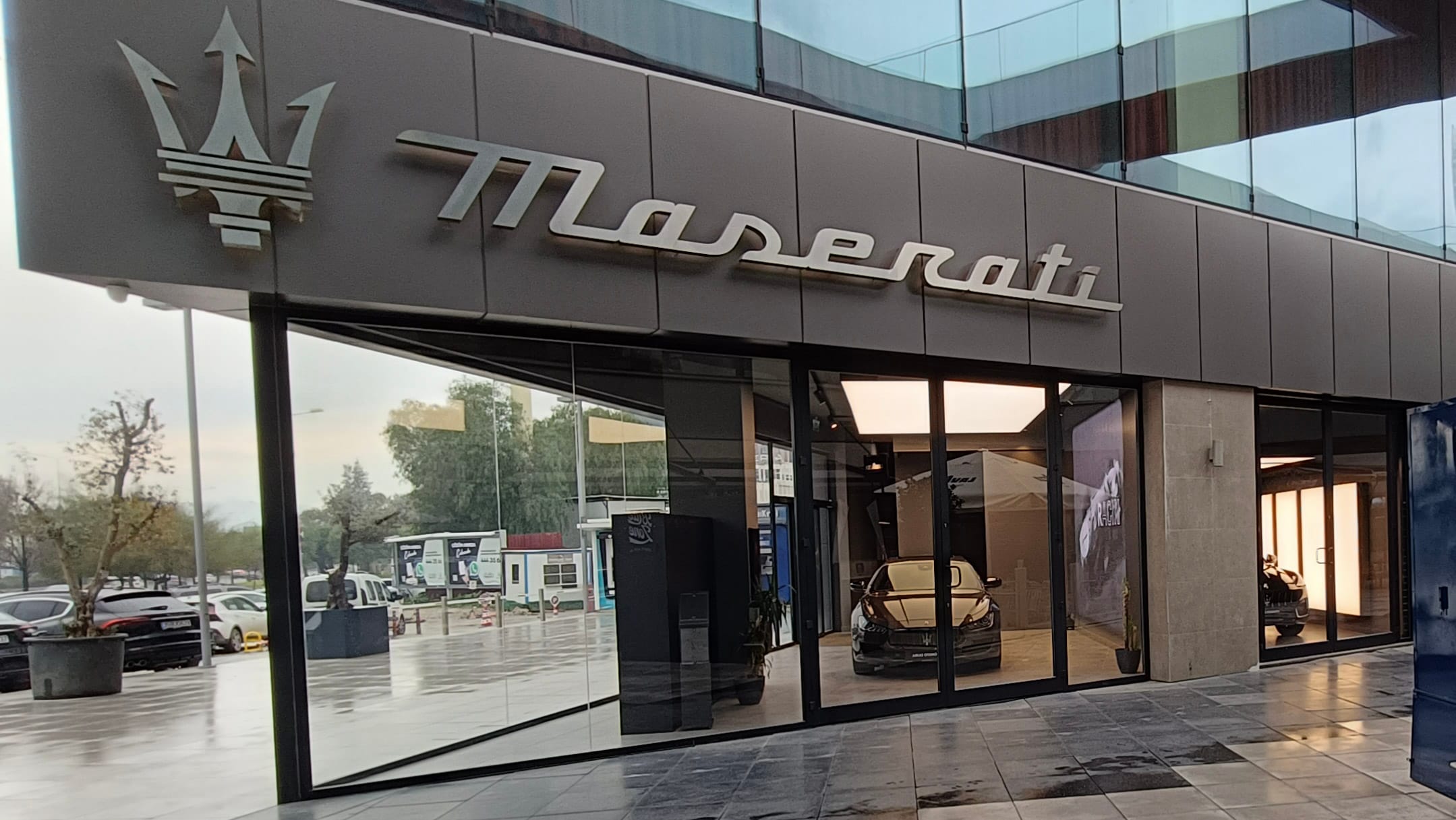 Maserati İzmir otomotiv showroom gergi tavan armatürü